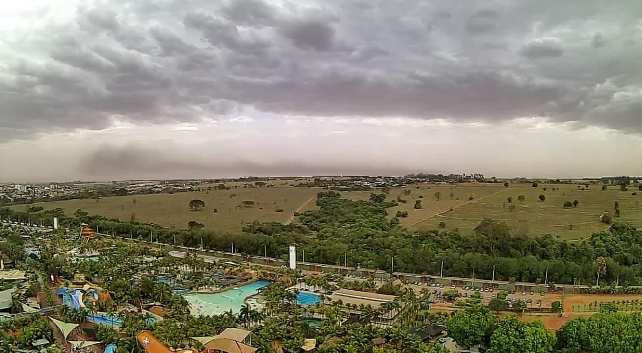 Vídeo exclusivo em Olímpia/SP mostra como se forma uma tempestade de areia, confira