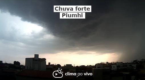 Câmeras registram chuva forte com rajadas de vento em Piumhi / MG - 14/10/20