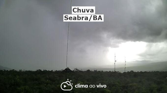 Câmeras registram avanço de chuva e arco-íris em Seabra/BA - 22/04/21