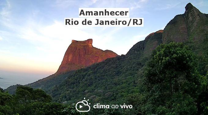 Lindo amanhecer com vista da Pedra da Gávea no Rio de Janeiro/RJ - 28/05/21