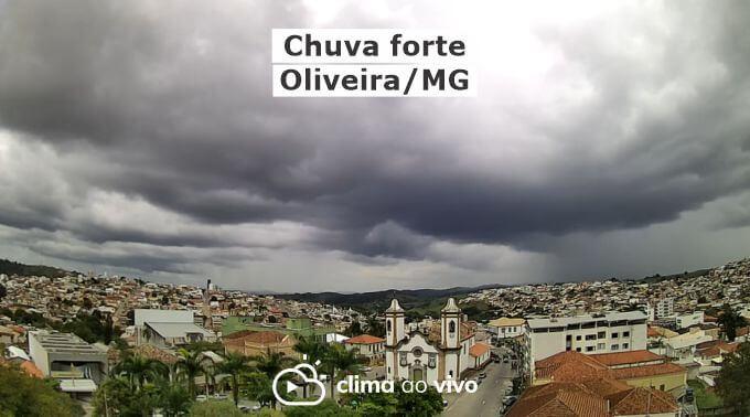 Chuva forte atinge Oliveira/MG - 18/10/21
