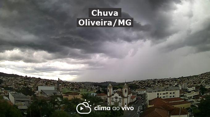 Chuva forte com vento atinge Oliveira/MG - 02/12/21