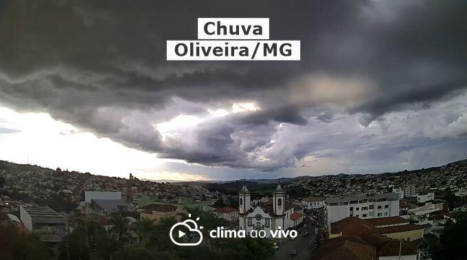 Formação de chuva intensa e queda de granizo no fim de tarde em Oliveira/MG - 22/02/22