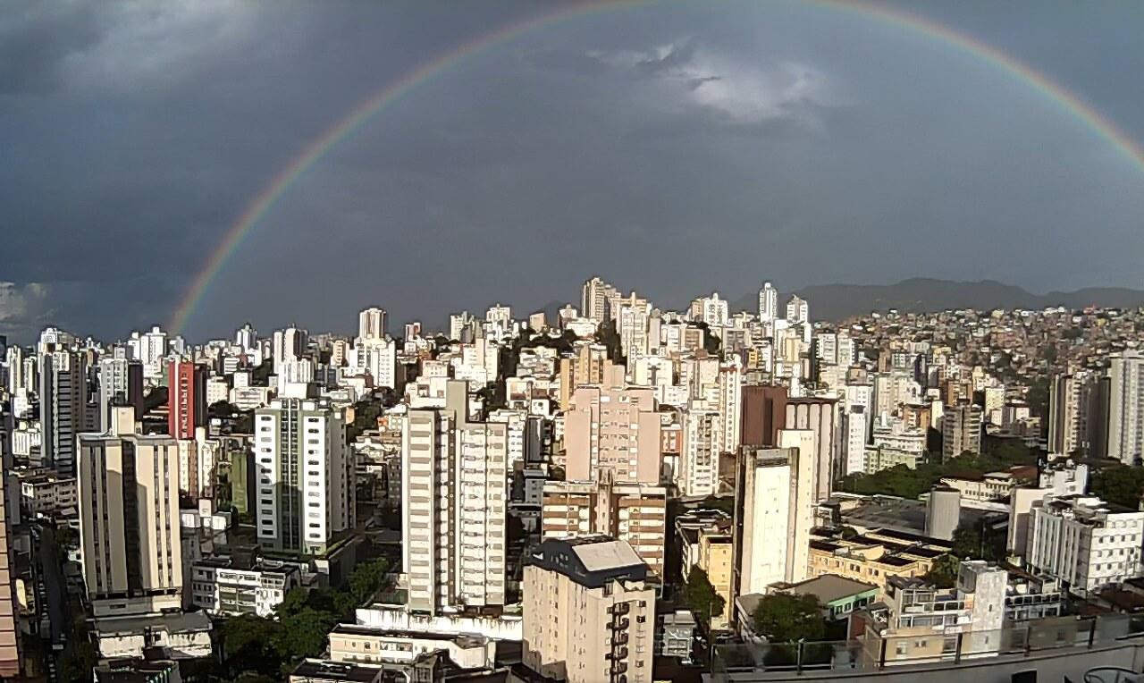 Sol, chuva e arco-íris marca o fim de tarde em Belo Horizonte/MG - 01/04/22