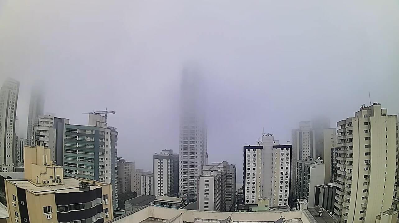 Vídeo exclusivo: Câmeras registram nevoeiro encobrindo Florianópolis, Itapema e Balneário Camboriú