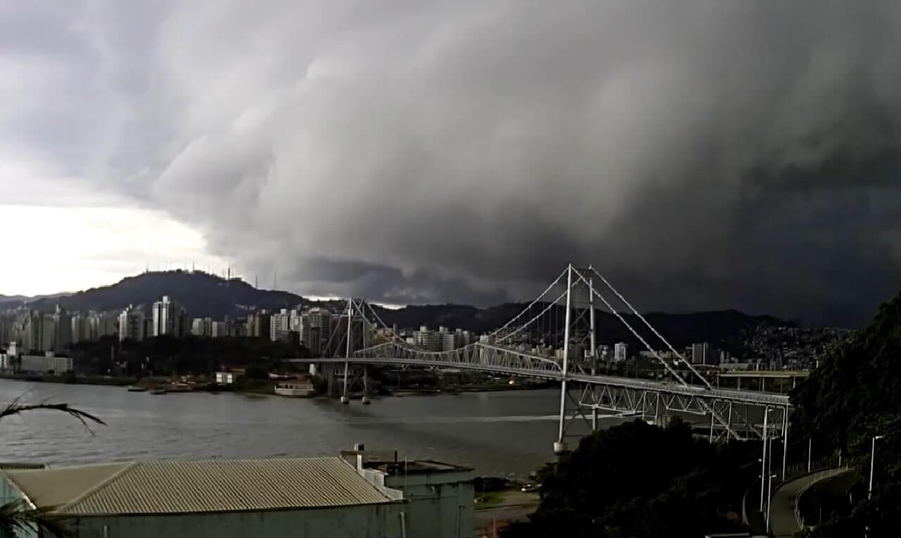 Florianópolis e Schroeder/SC batem recordes de chuva em agosto, confira