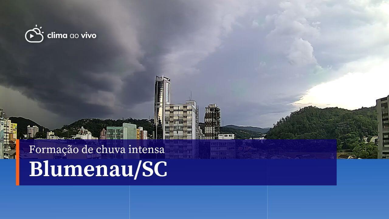Formação de chuva intensa e raios na cidade de Blumenau/SC - 16/01/24