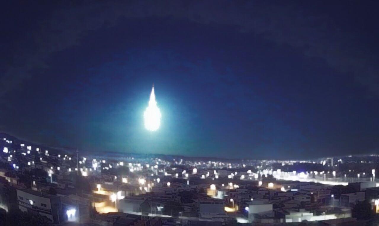 Meteoro azulado explode no céu do Centro-oeste e Sudeste. Confira o vídeo exclusivo!
