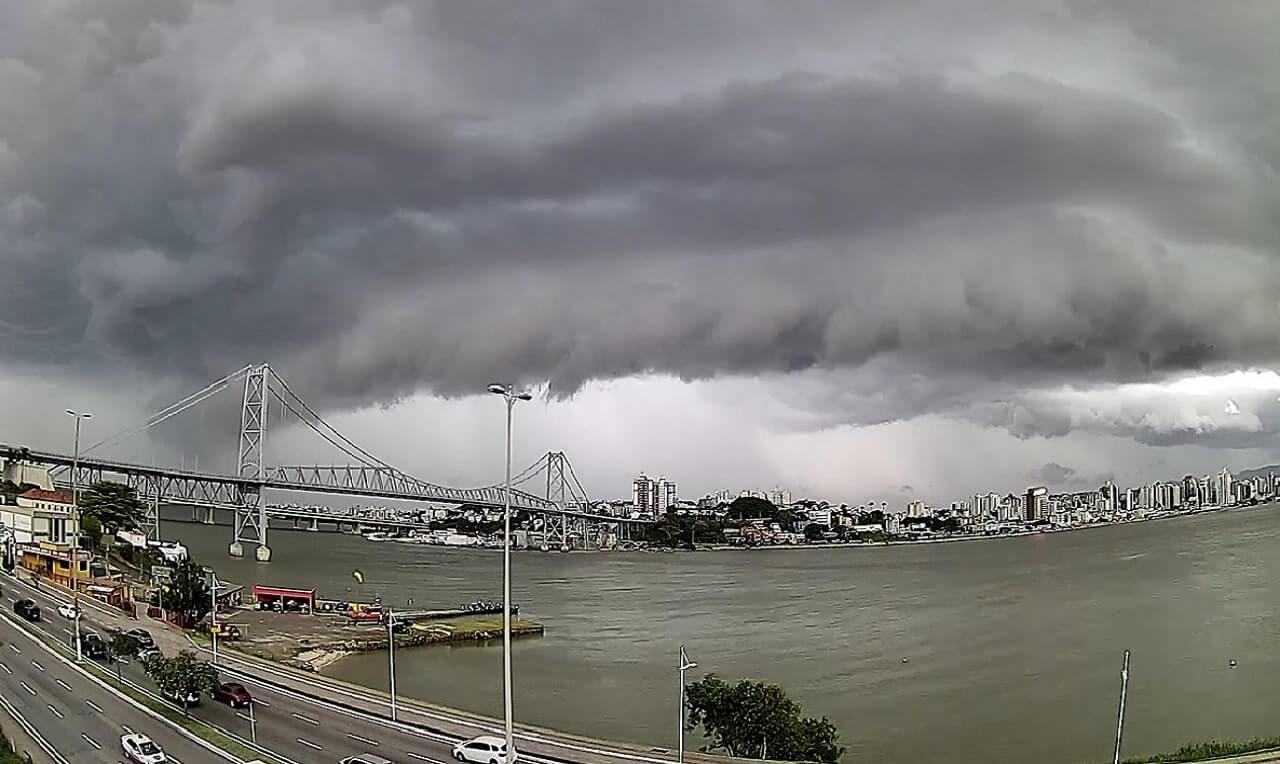 Áreas de instabilidades crescem na região do Sul do Brasil e chuva pode ser persistente 